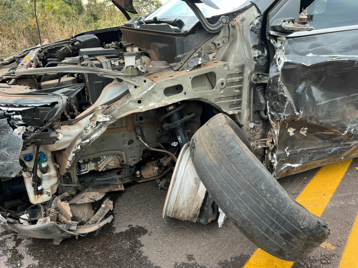 Médica de Andradina perde controle do veículo e bate em carreta na BR 262