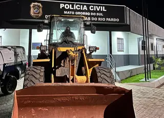 Polícia Civil recupera pá carregadeira furtada avaliada em R$500.000,00