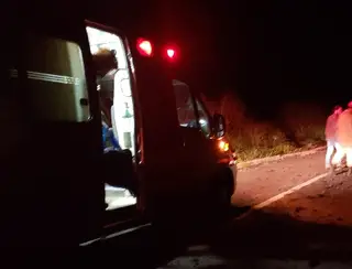 Homem fica ferido após carreta bater na traseira de caminhão com carvão em Ribas