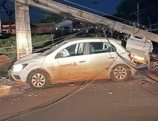 Homem embriagado causa acidente ao colidir veículo em poste no Parque Estoril e é detido em Ribas do Rio Pardo