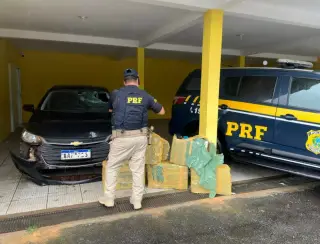 Carro com placas de Ribas é abandonado com 150 kg de maconha após acidente na BR-101 em Araquari