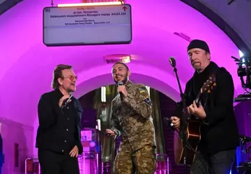 Bono Vox e The Edge, do U2, fazem show surpresa em estação de metrô em Kiev, na Ucrânia