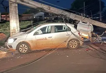 Homem embriagado causa acidente ao colidir veículo em poste no Parque Estoril e é detido em Ribas do Rio Pardo