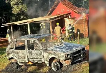 Casa noturna e carro pegam fogo em Ribas do Rio Pardo - Veja o Vídeo