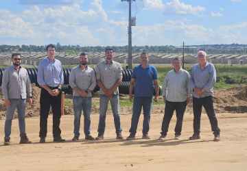 De olho no avanço das obras da MS-338, prefeito visita casas da Suzano em construção