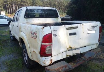 Caminhonete amanhece com danos misteriosos em frente a hotel em Ribas do Rio Pardo