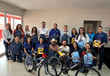 Suzano entrega bicicletas e kits escolares às crianças na Casa de Acolhimento