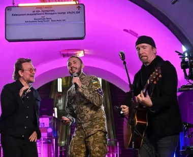 Bono Vox e The Edge, do U2, fazem show surpresa em estação de metrô em Kiev, na Ucrânia