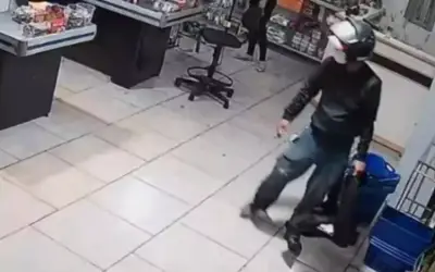VÍDEO: Ladrão atrapalhado assalta supermercado, mas deixa dinheiro cair em MS