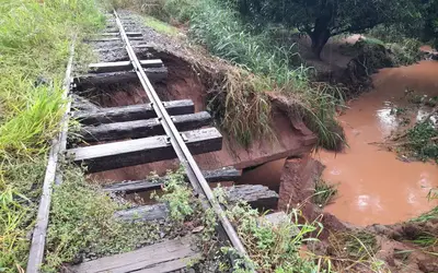 Prefeito de Ribas do Rio Pardo Aborda Impacto das Chuvas no Trecho Urbano da Ferrovia Próximo à Escola São Sebastião