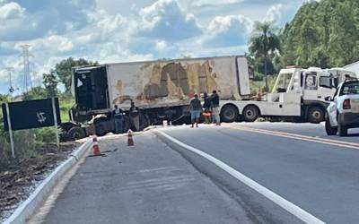 Caminhão carregado com ovos tomba na BR-262, próximo a Água Clara