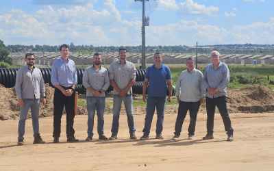 De olho no avanço das obras da MS-338, prefeito visita casas da Suzano em construção