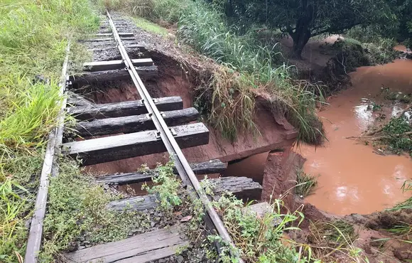 Prefeito de Ribas do Rio Pardo Aborda Impacto das Chuvas no Trecho Urbano da Ferrovia Próximo à Escola São Sebastião