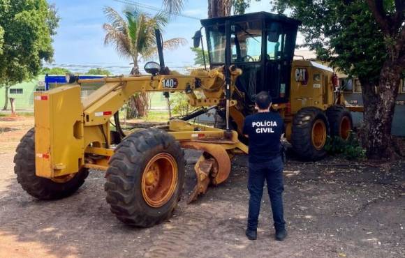 Motoniveladora avaliada em mais de R$ 500 mil é recuperada após furto em empresa