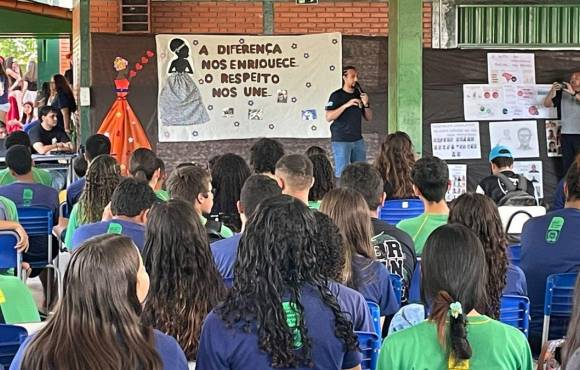 Delegado realiza palestra sobre o Dia da Consciência Negra em escola de Ribas do Rio Pardo