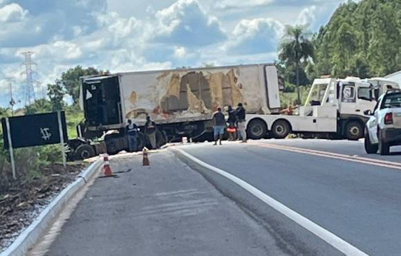 Caminhão carregado com ovos tomba na BR-262, próximo a Água Clara