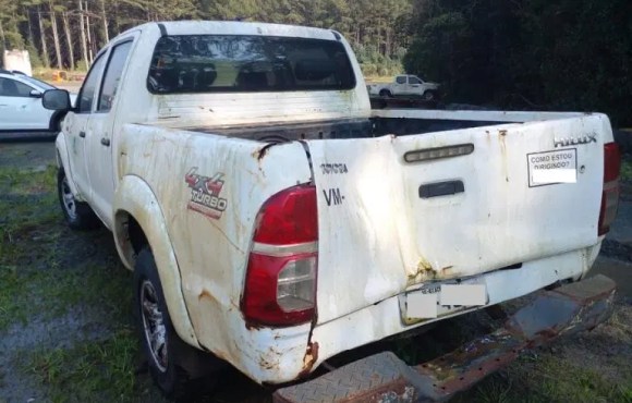 Caminhonete amanhece com danos misteriosos em frente a hotel em Ribas do Rio Pardo