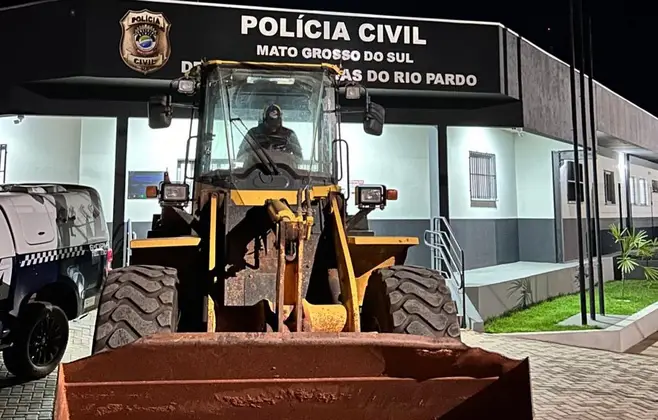 Polícia Civil recupera pá carregadeira furtada avaliada em R$500.000,00