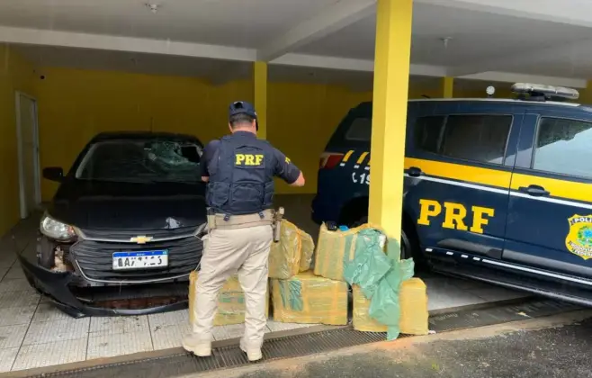Carro com placas de Ribas é abandonado com 150 kg de maconha após acidente na BR-101 em Araquari