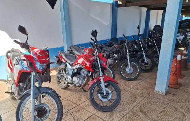 Operação Policial Resulta na Apreensão de Motocicletas Irregulares e Coíbe Manobras Perigosas em Ribas
