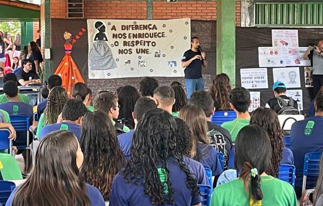 Delegado realiza palestra sobre o Dia da Consciência Negra em escola de Ribas do Rio Pardo